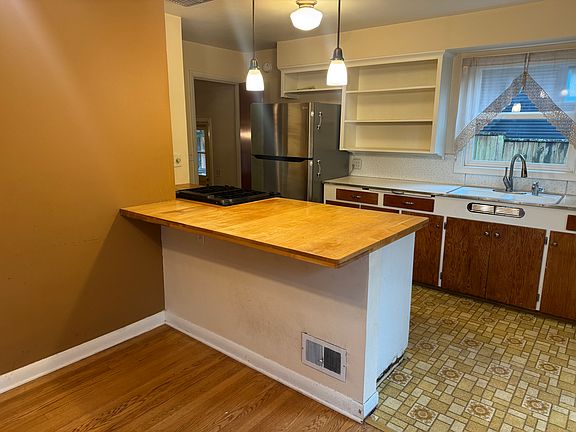 5th image of 3946 N Borthwick Ave