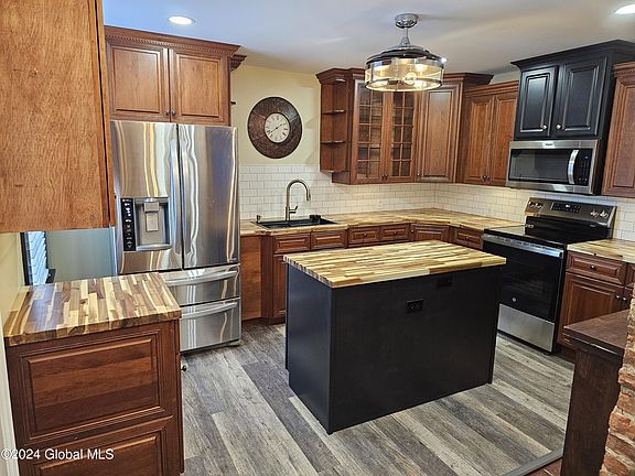 3rd image of 215 Saratoga Ave APT 2