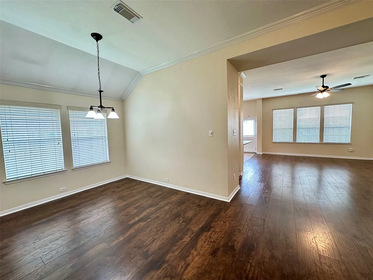 3 bed, 2.0 bath, 1700 sqft, $2,200 — Photo 3