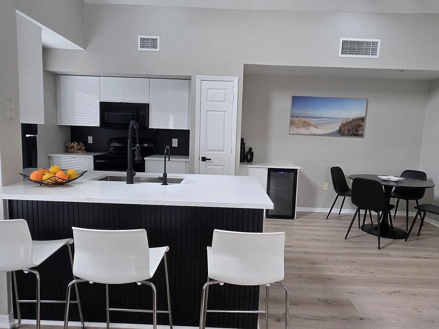 2 bed, 1316 sqft, $2,400 — Photo 2
