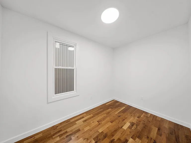 319 William St #1-0904 — Photo 12