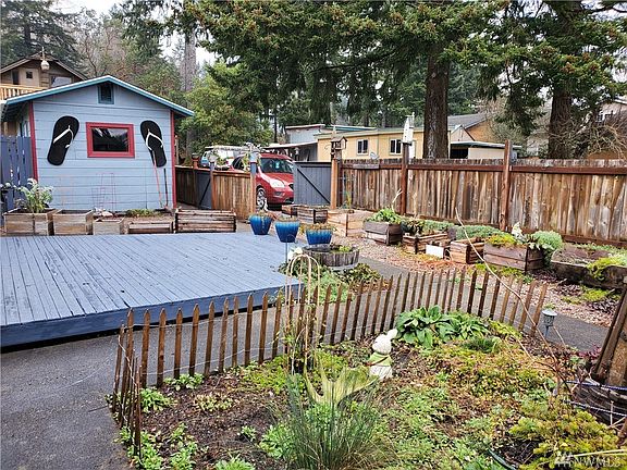Fully fenced, your pets will be safe. The little workshop has electricity and would make a perfect potting shed, craft area or hobby room.
