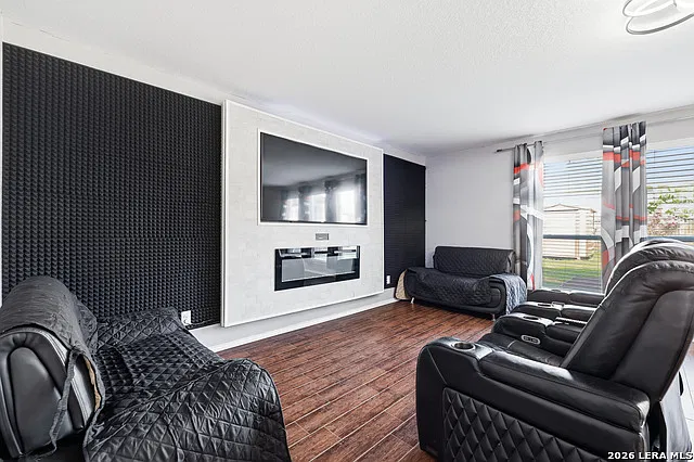 3 bed, 2.5 bath, 2402 sqft, $2,200 — Photo 3