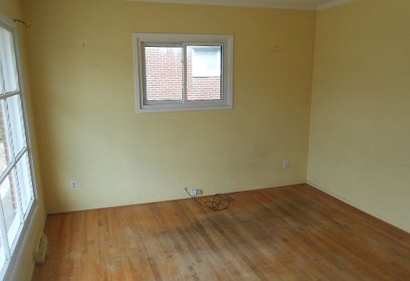5th image of 1085 Levona St