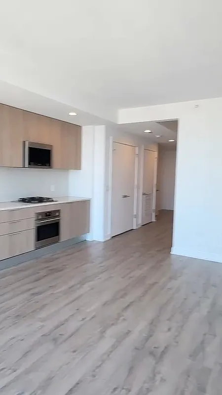 1 bed, 1.0 bath, 555 sqft, $2,415 — Photo 2