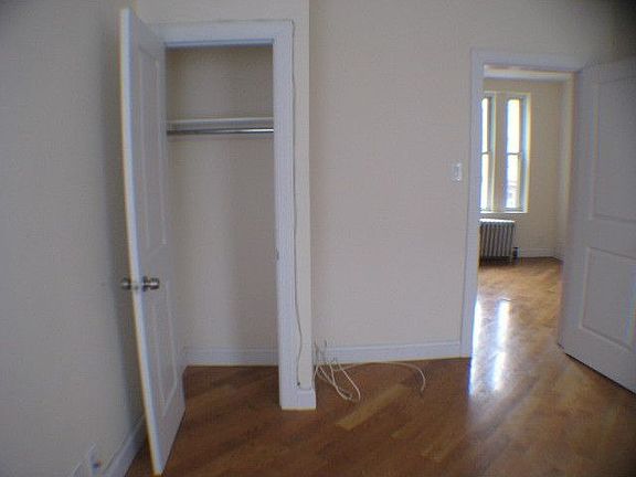 5th image of 3049 Crescent St APT H4d1