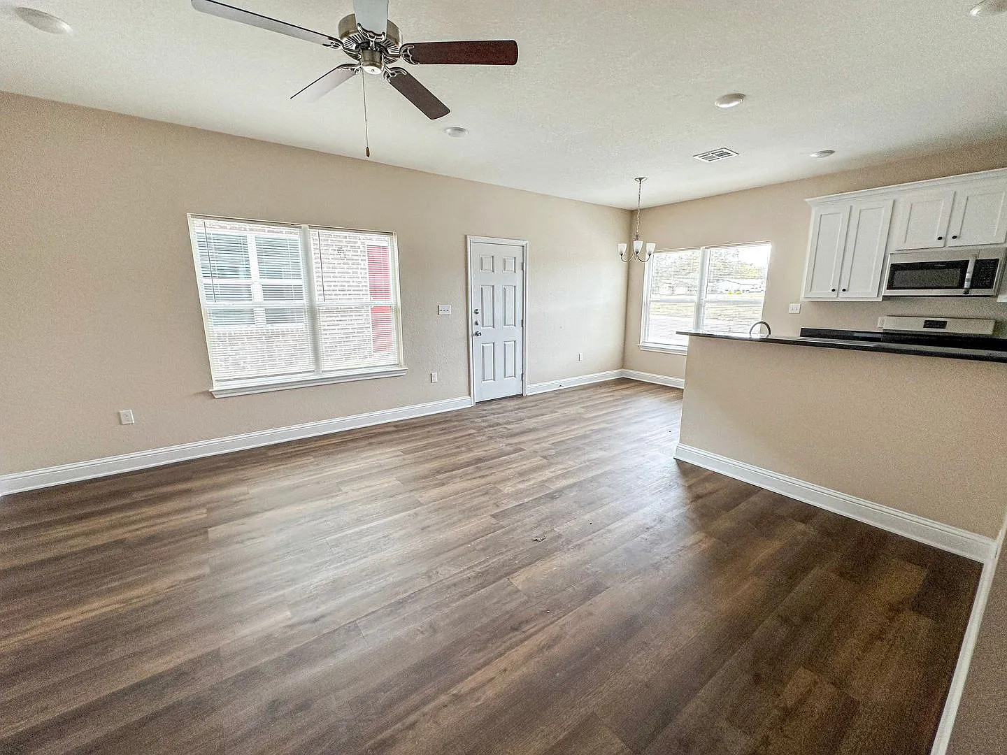 112-114 Vitava Dr — Photo 4