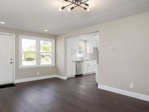 3rd image of 1055 Parker Blvd