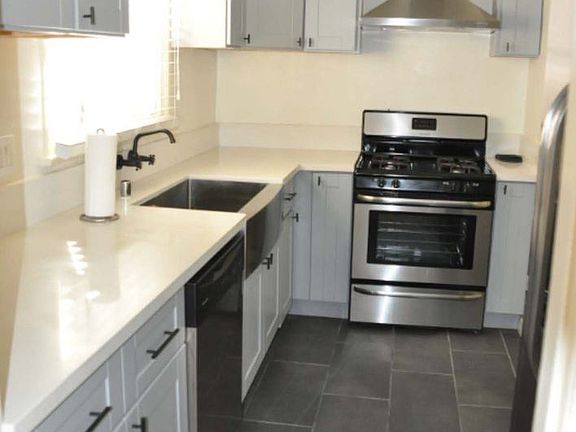 2nd image of 106 N Sweetzer Ave #8917618