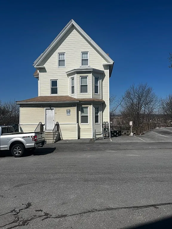 3 bed, 1200 sqft, $2,300 — Photo 1