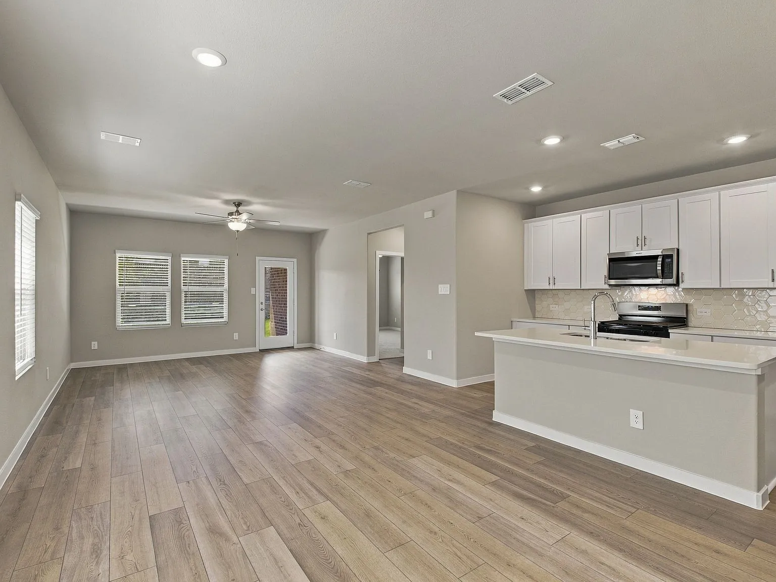 4 bed, 2.5 bath, 2337 sqft, $3,200 — Photo 4