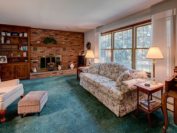 2nd image of 600 Meadow Ln