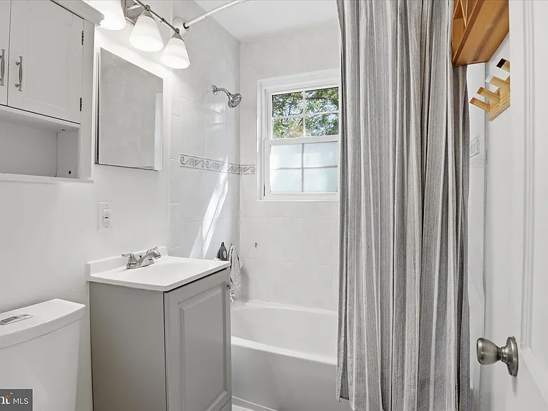 2147 S Oakland St — Photo 15