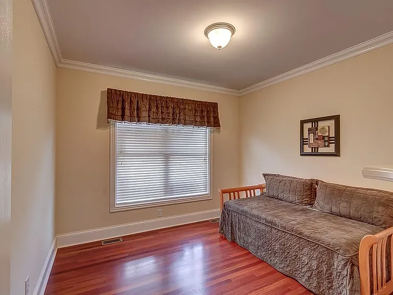 909 Village Green Ave — Photo 24