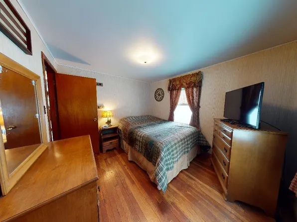 27 Lewis St, Greenville, ME 04441