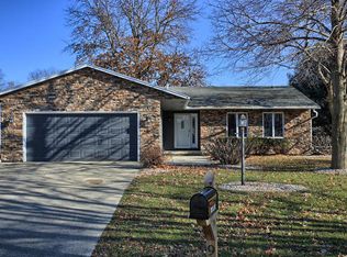 902 Fawn Dr, Mahomet, IL