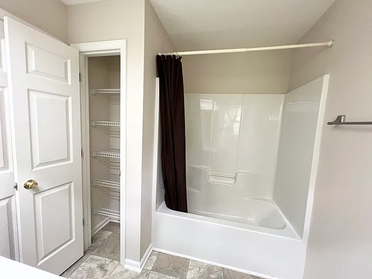 Second Primary En-Suite Bathroom