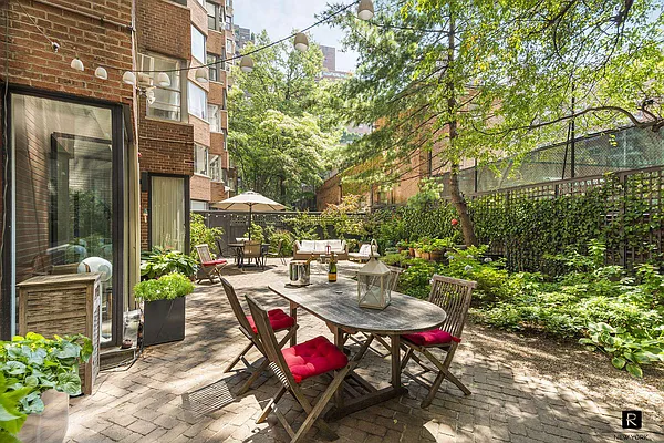 Sold by R New York | media 18