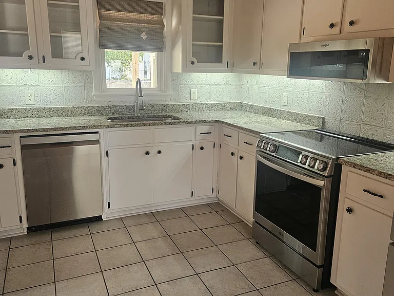 303 S Bonita Ave — Photo 4