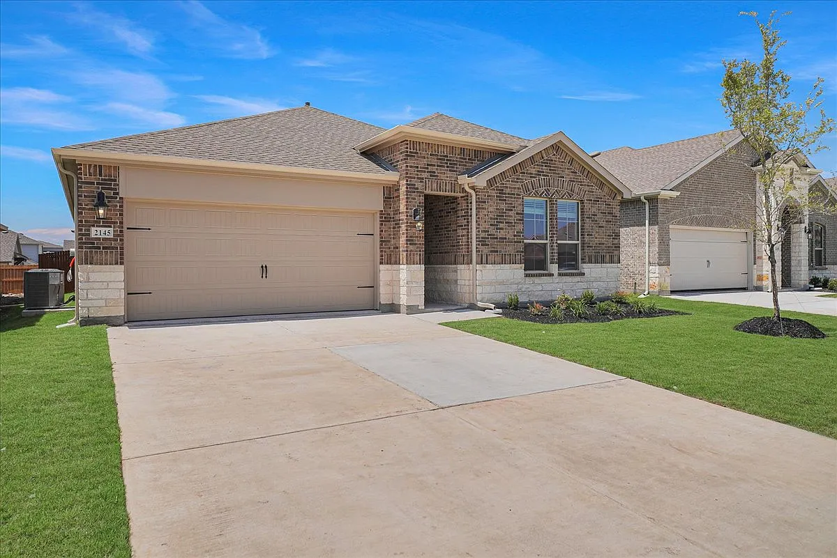 4 bed, 2052 sqft, $2,195 — Photo 2