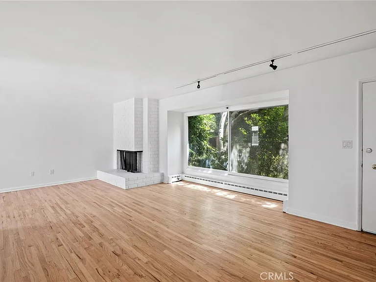 11761 W Sunset Blvd — Photo 2