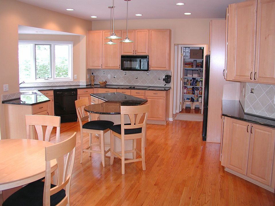 Huge Litchen, with Granite Countertops