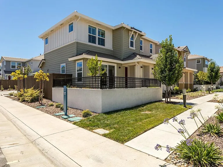 4821 Holden Dr — Photo 2