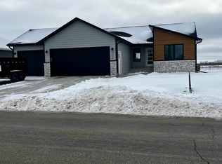 1208 Country Club Dr, Elk Point, SD 57025