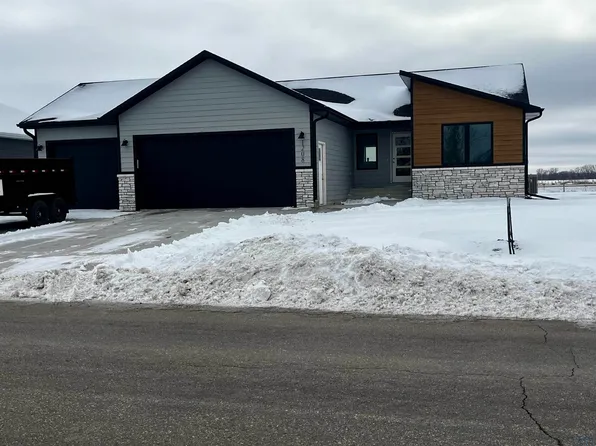 1208 Country Club Dr, Elk Point, SD 57025