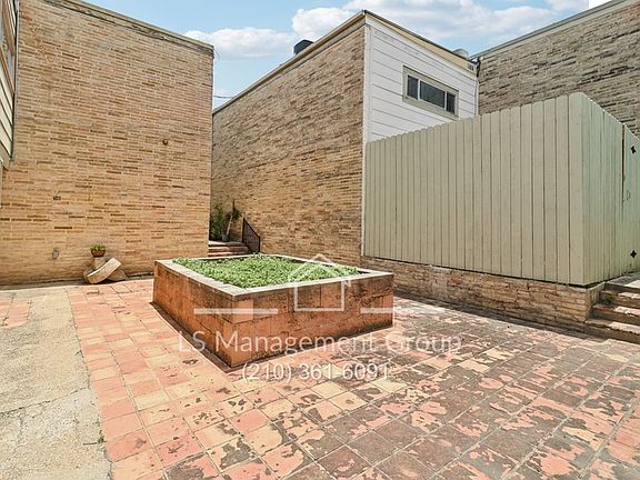 3rd image of 408 Ira Ave APT 1