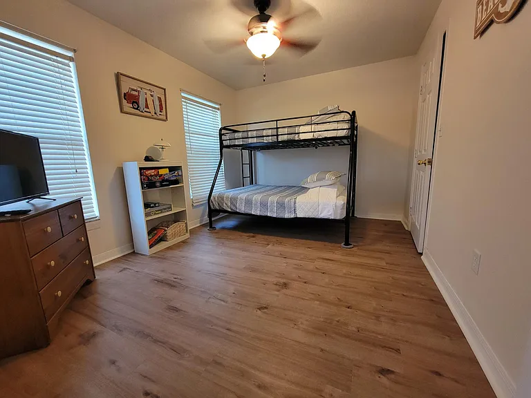 Bedroom 4 (Bunk: Full and Twin)