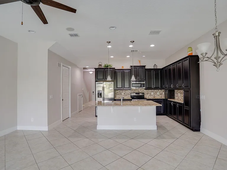 510 Captiva Dr — Photo 17