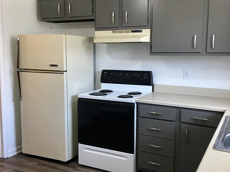 68 Gloria Ave — Photo 2