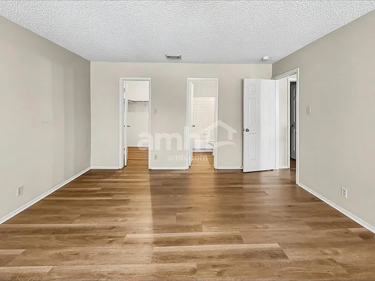 7659 Chatsworth — Photo 10