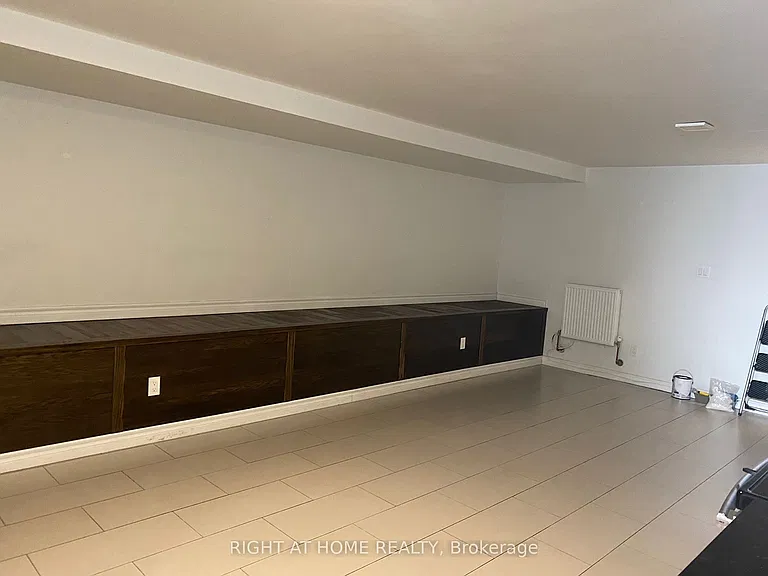 570 Bathurst St #B — Photo 3