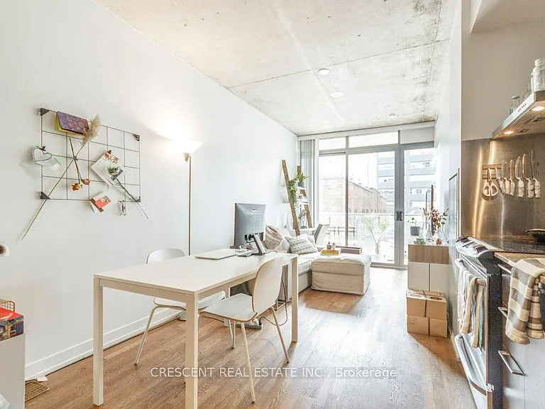 650 King St W #402 — Photo 10