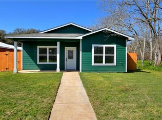 107 East St, Smithville, TX 78957