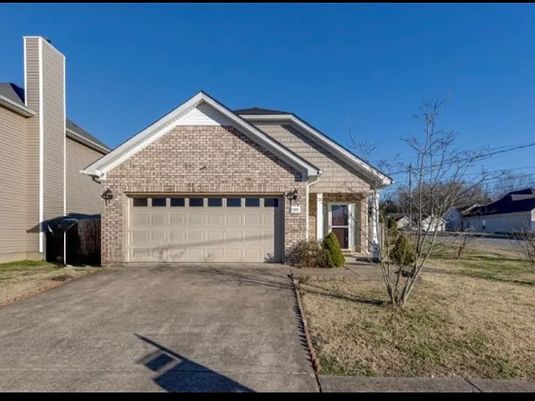 1100 Silvermoon Dr — Photo 2