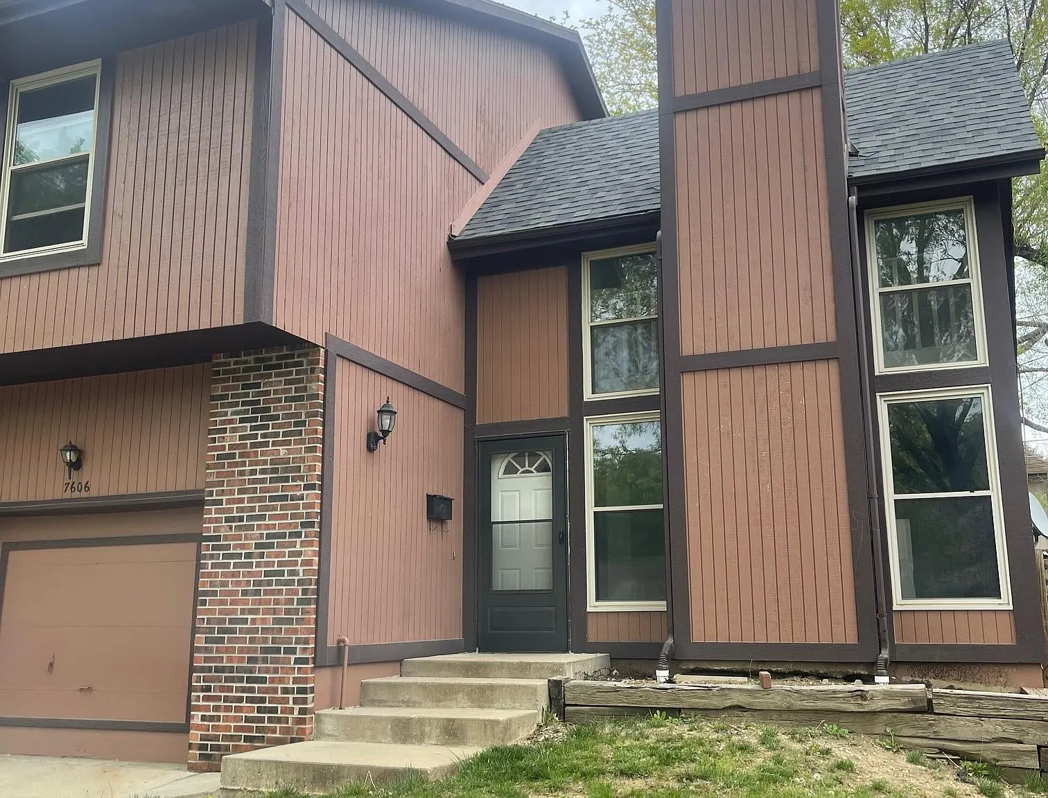 2 bed, 1.5 bath, 1988 sqft, $1,695 — Photo 2
