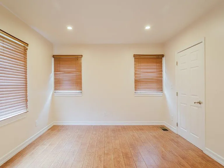 336 W Lexington Dr — Photo 5