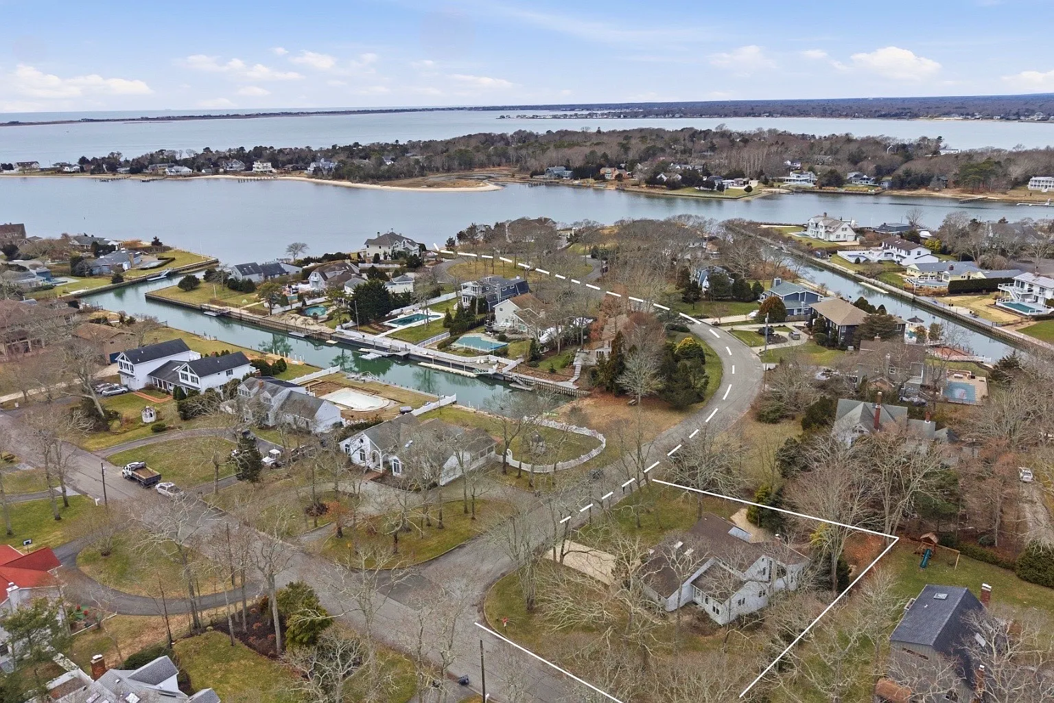 Old Harbor Colony in Hampton Bays — Photo 2