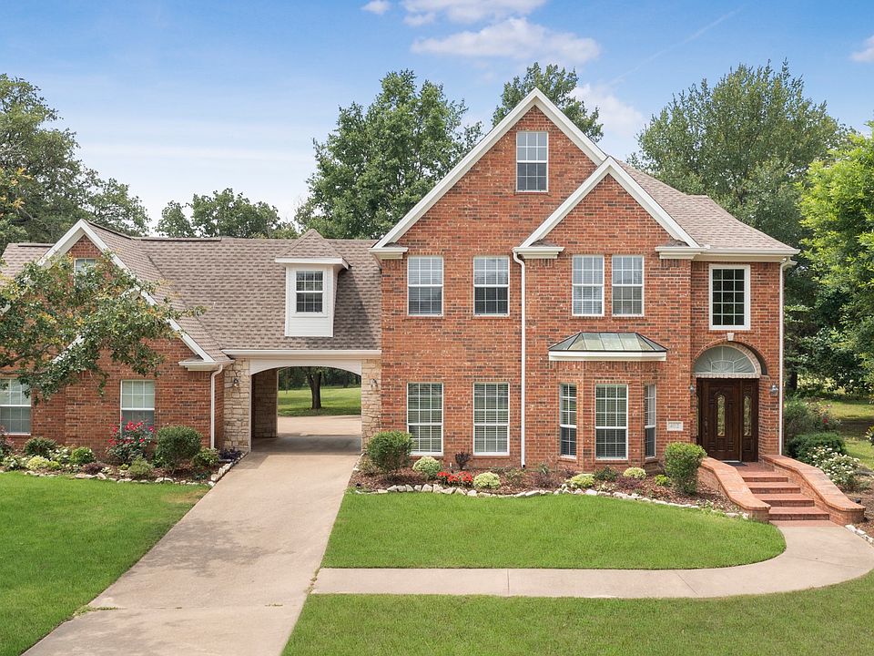 1st image of 402 Hidden Oaks Ln