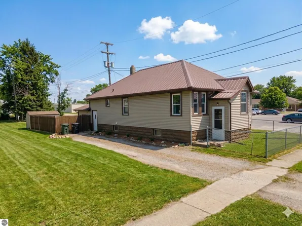413 W 4th St, Pinconning, MI 48650