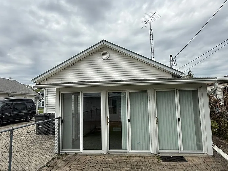 1417 Primrose Ave — Photo 2
