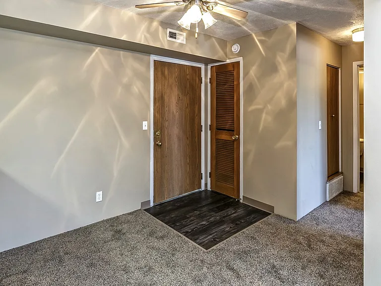 Fox Valley Apartments — Photo 8