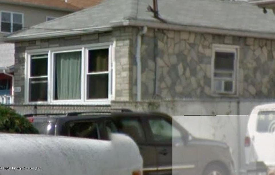 2nd image of 882 Richmond Ave