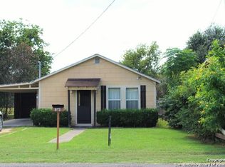 613 Howell Ave, Devine, TX 78016