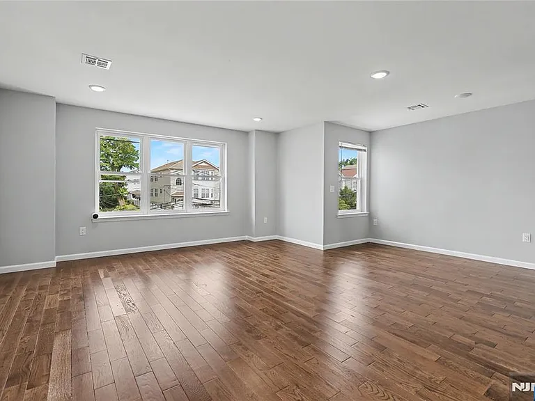 168 Johnson Ave — Photo 4