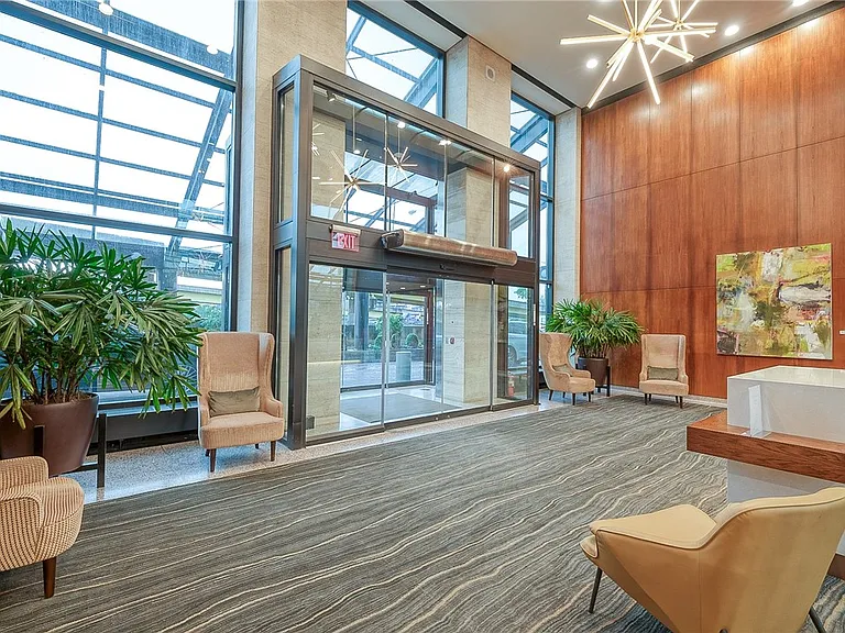 320 Fort Duquesne Blvd #10B — Photo 4