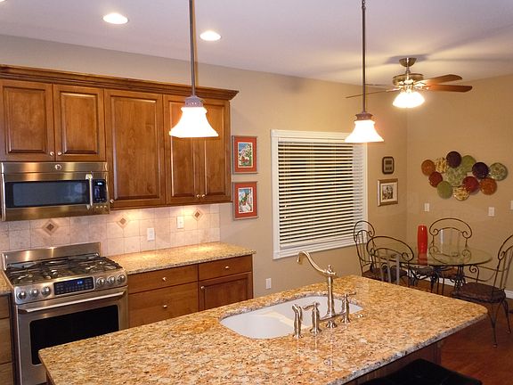 Kitchen & nook (w/balcony)